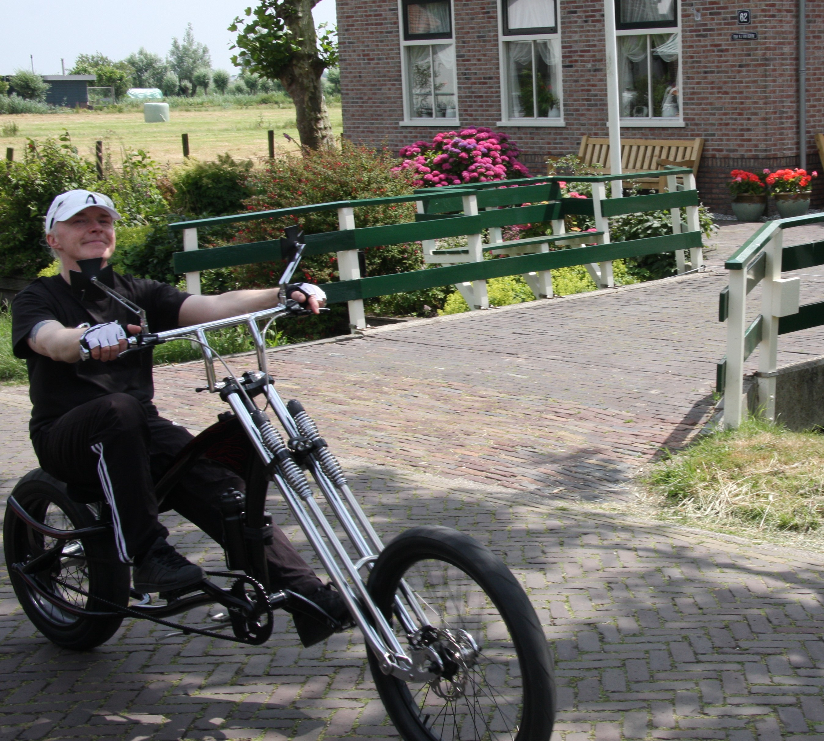 Bijzondere fietsers door het hobbelige Jisp