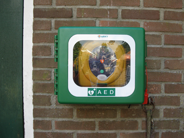 AED BIJ DE KERK IS TIJDELIJK AFWEZIG.